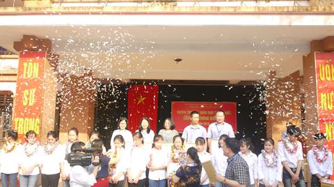 Trường THPT Nghi Lộc 4 biểu dương, khen thưởng Giáo viên và HS có thành tích tốt trong kỳ thi HSG cấp tỉnh.