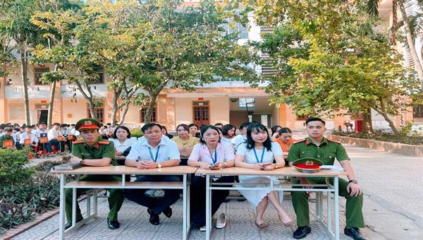 Trường THPT Nghi Lộc 4 tuyên truyền hưởng ứng Ngày Pháp luật Việt Nam 09/11/2025